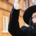 Rav, Rabbi, Rebbe - 그는 누구입니까?