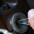 자물쇠에서 부러진 열쇠를 제거하는 방법 열쇠 구멍에서 부러진 열쇠를 제거하는 방법